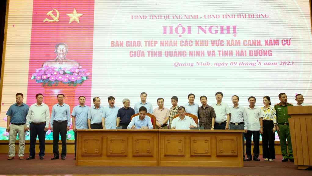 Lãnh đạo hai tỉnh ký xác nhận bàn giao, tiếp nhận các khu vực xâm canh, xâm cư.
