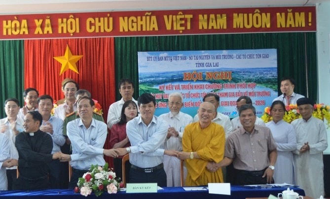 Đại diên lãnh đạo các đơn vị ký kết chương trình phối hợp.