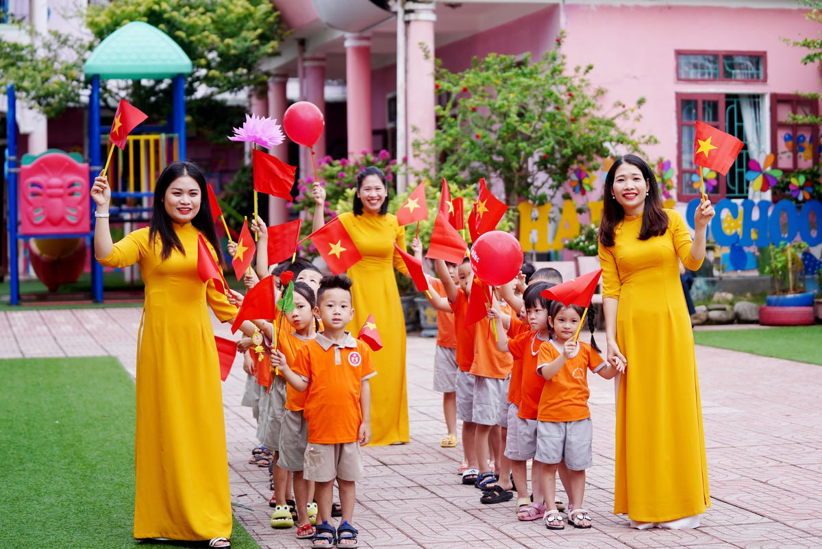Ghi nhận tại Trường Mầm non 1 - Thành phố Hà Tĩnh cho thấy, không khí buổi lễ khai giảng thật tưng bừng và nhộn nhịp với cờ, hoa, bóng bay và nhiều hình ảnh rực rỡ, đẹp mắt được các cô giáo chuẩn bị công phu, chu đáo.