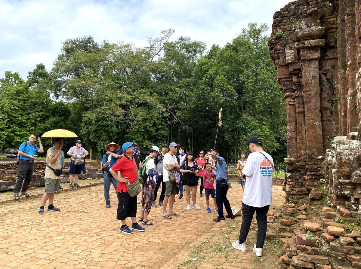 Du khách tham quan Di sản văn hóa Mỹ Sơn sáng 2/9.