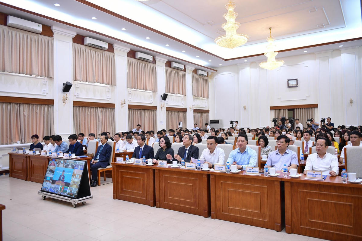Các đại biểu tham dự buổi gặp gỡ tại điểm cầu Bộ GDĐTT.