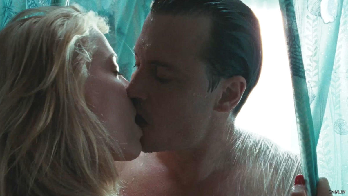Depp thú nhận đã có "cảm giác gì đó thật" khi hôn Amber Heard trong The Rum Diary. Ảnh: CNN.
