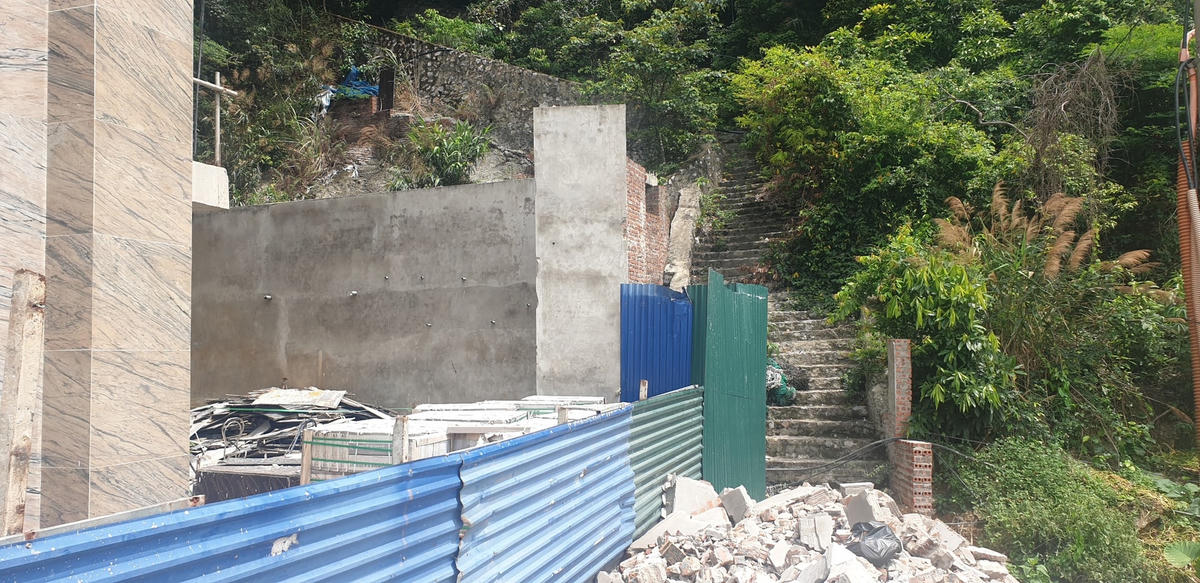 Bậc thang cũ, lối đi trước đây cho khách nghỉ dưỡng đi từ đồi Ông Giáp xuống khu du lịch Bãi Cháy, nay cũng bị chặn lại bởi công trường xây dựng của một dự án.