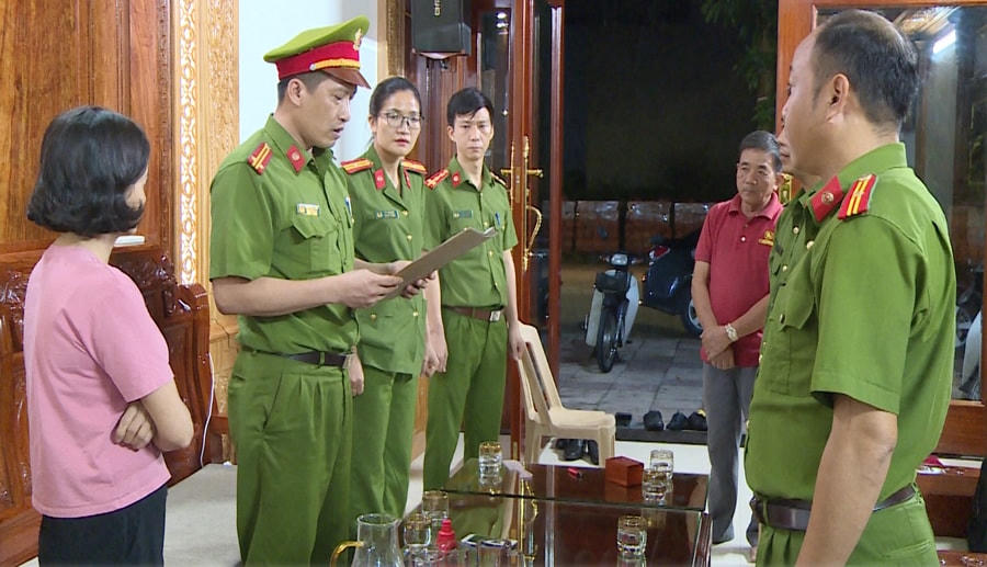 Cơ quan Công an đọc các quyết định khởi tố vụ án, khởi tố bị can đối với ông Lê Bá Nga.