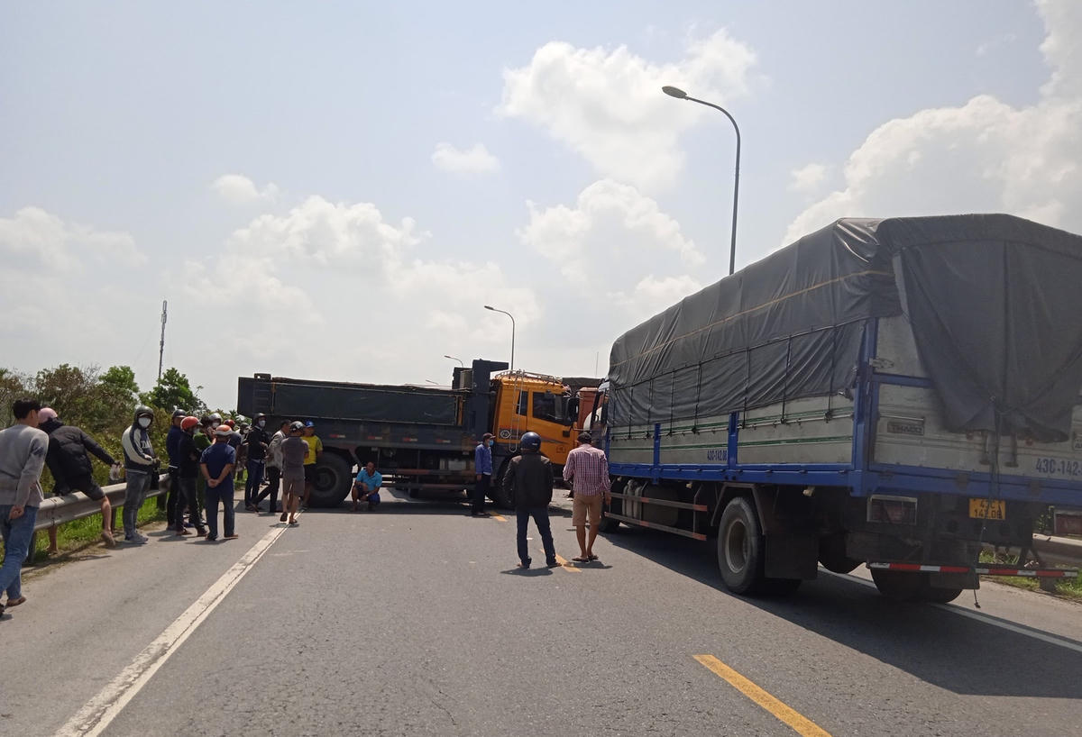 Các xe tải gây tai nạn chắn ngang giữa đường.