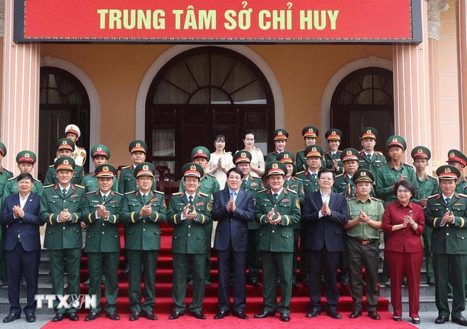 Chủ tịch nước Lương Cường với cán bộ, sỹ quan chỉ huy và chiến sỹ Bộ Tư lệnh Quân khu 9 (Bộ Quốc phòng). (Ảnh: Lâm Khánh/TTXVN) ttxvn-chu-tich-nuoc-quan-khu-9-2.jpg