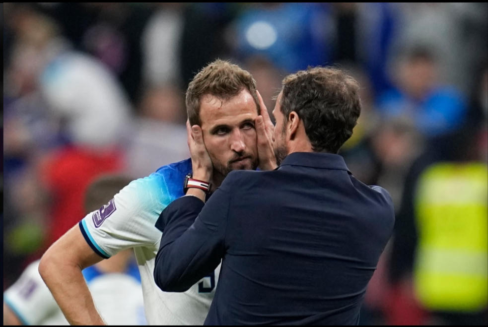 Harry Kane được Gareth Southgate an ủi sau khi bỏ lỡ quả phạt đền. Ảnh: AP.