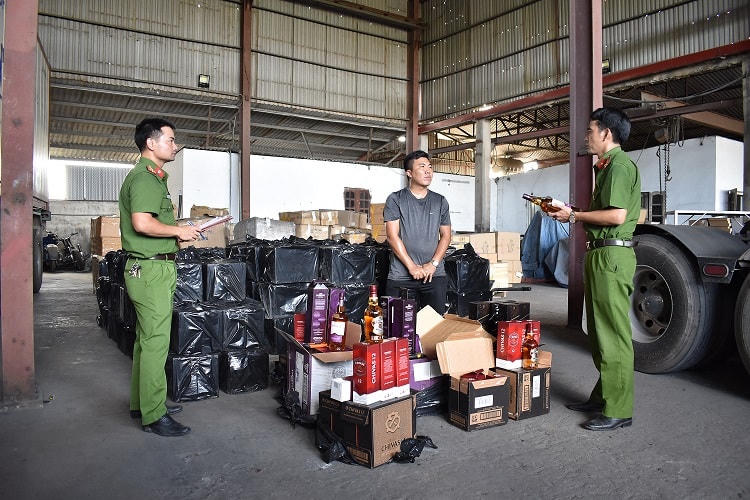 Công an tỉnh Ninh Bình bắt giữ trên 1.200 chai rượu không có nguồn gốc xuất xứ.