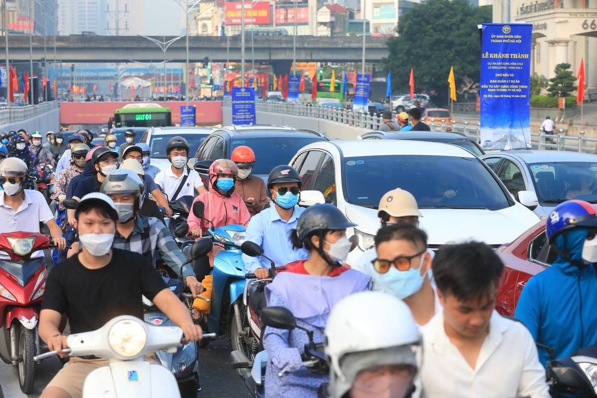 Vừa thông xe hầm chui Lê Văn Lương đã ùn tắc kéo dài