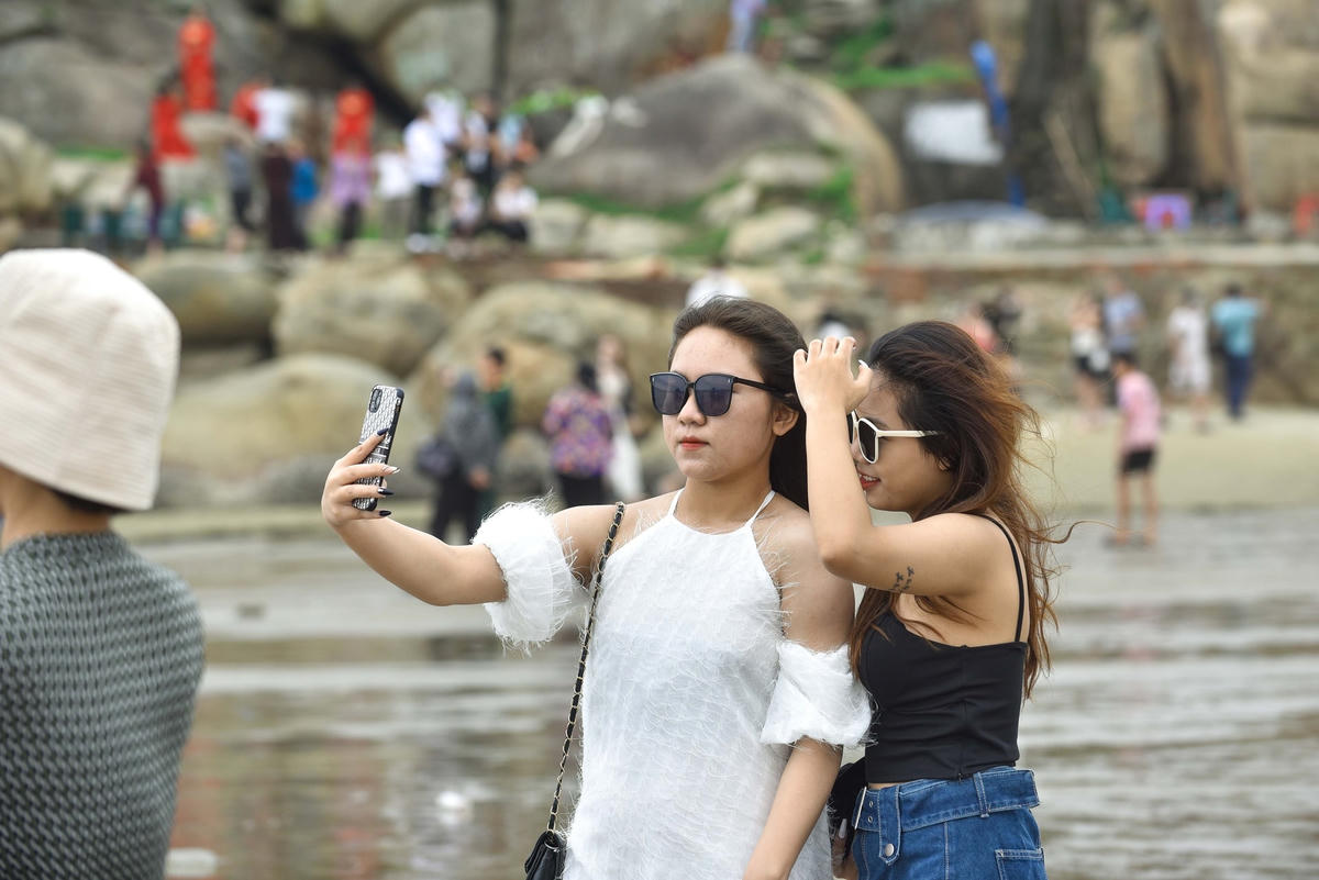 [Ảnh]: Biển người đổ về Sầm Sơn trong 2 ngày đầu nghỉ lễ
