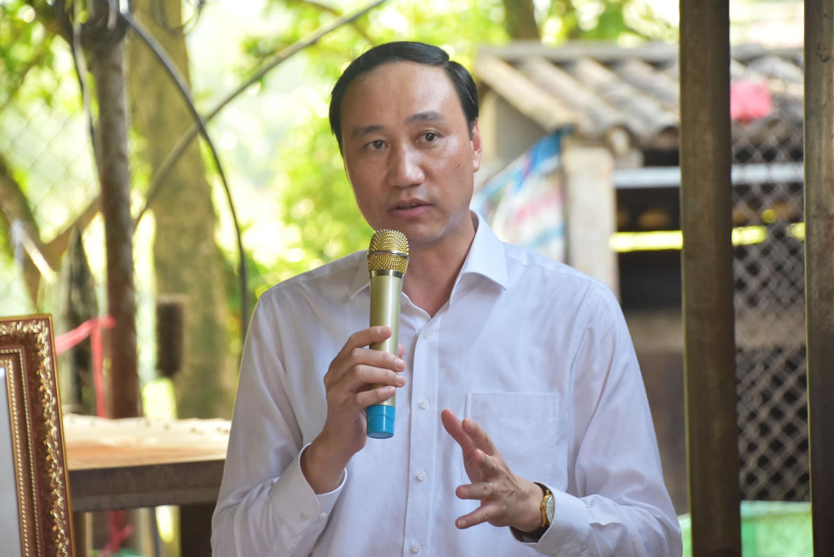 Phó Chủ tịch Phùng Khánh Tài trò chuyện cùng người lao động tại mô hình xử lý rác thải nhựa tại HTX vận tải và dịch vụ môi trường Thanh Bình.