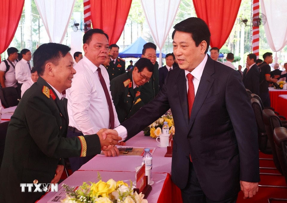 Chủ tịch nước Lương Cường với các đại biểu dự Lễ kỷ niệm 50 năm Giải phóng tỉnh Bình Phước (23/3/1975-23/3/2025). (Ảnh: Lâm Khánh/TTXVN)