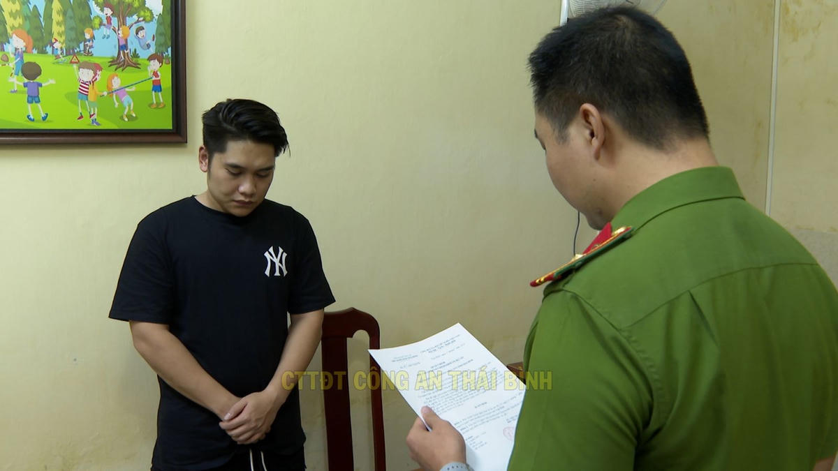 "Chủ trò" Tạ Tùng Lâm nghe công an đọc lệnh bắt. Ảnh: CTTĐT Công an Thái Bình. 
