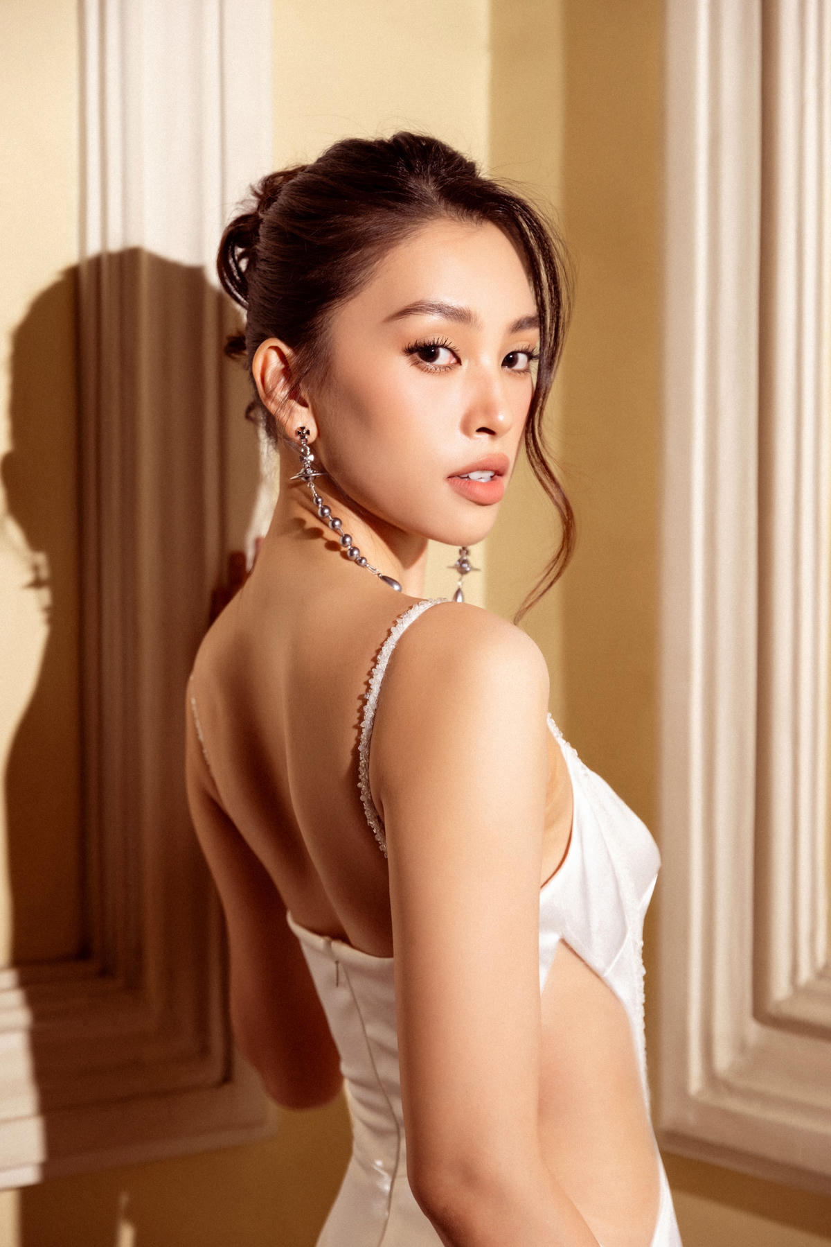 Trong suốt 5 năm qua kể từ khi đăng quang, nhan sắc “tỷ lệ vàng” bất bại của Tiểu Vy luôn là chủ đề mà giới mộ điệu không ngừng bàn tán. Bằng chứng là Hoa hậu Việt Nam 2018 liên tục oanh tạc tại các đề cử về sắc đẹp, mà trong đó, “cú đúp” trong hạng mục Best Face là cột mốc lớn đưa nhan sắc “ngàn năm có một” của Tiểu Vy đến gần với công chúng.