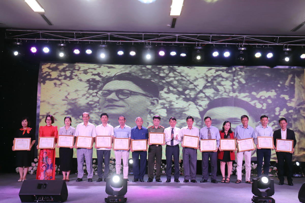 15 tập thể vinh dự được nhận Bằng khen của Hội Nhà báo Việt Nam.