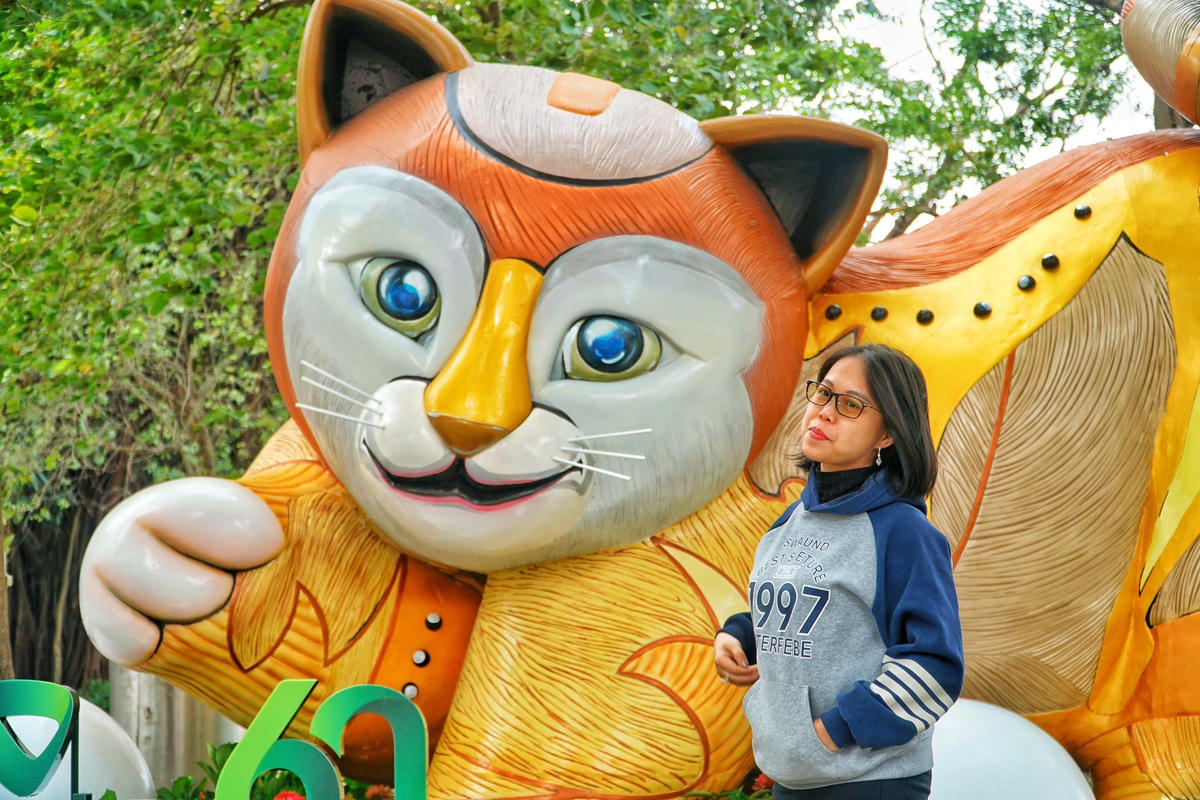 Theo quan sát, linh vật mèo có chiều cao khoảng gần 3 mét, chiều dài khoảng 4 mét.