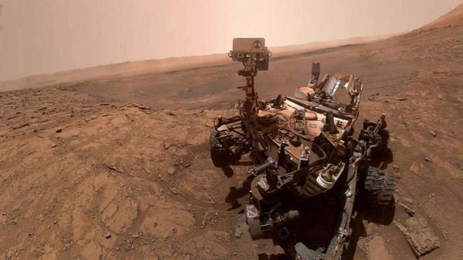 Tàu thăm dò Curiosity khám phá bề mặt Sao Hỏa, tháng 3/2020. Ảnh: NASA.  