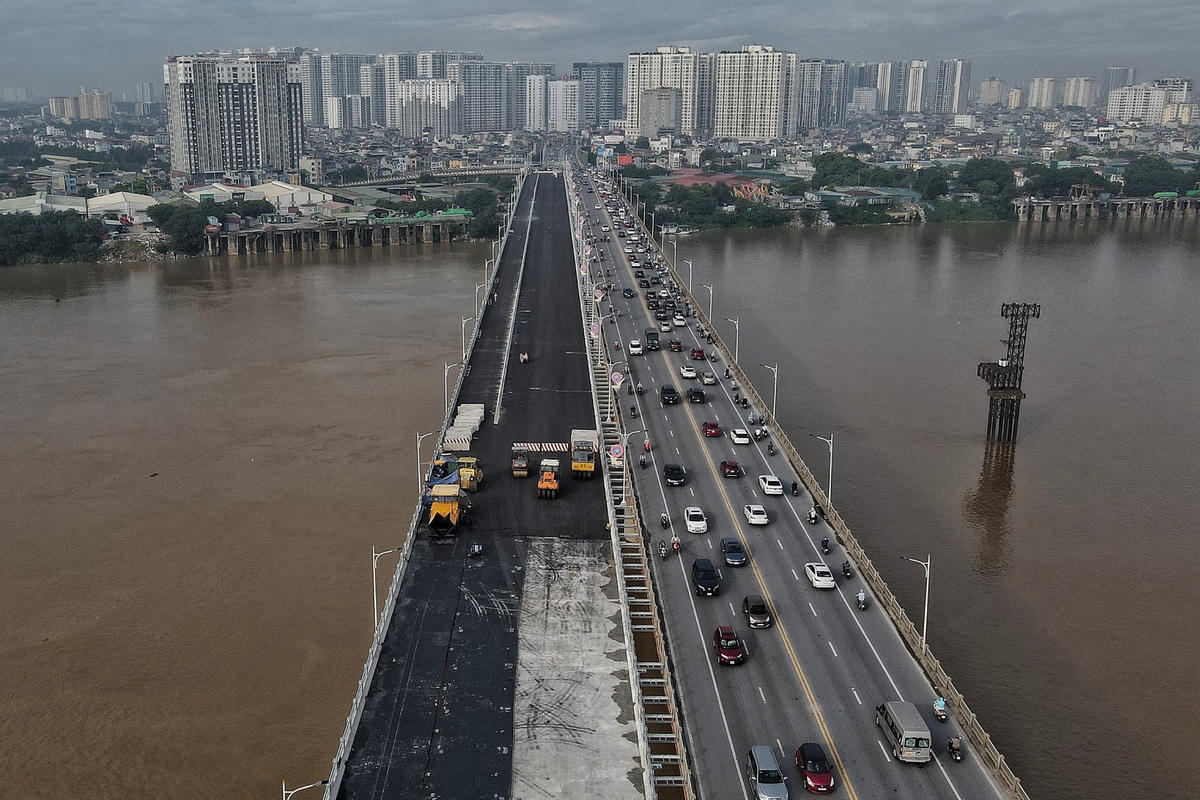 Dự án cầu Vĩnh Tuy (giai đoạn 2) khởi công tháng 1/2021 với tổng mức đầu tư hơn 2.500 tỷ đồng, cầu có chiều dài và đường dẫn hơn 3,5 km, mặt cắt ngang 19,3 m; điểm đầu giao với đường Nguyễn Khoái và phố Minh Khai, điểm cuối giao với đường Long Biên - Thạch Bàn, đường Cổ Linh.  Đến nay, dự án đã cơ bản hoàn thành các hạng mục chính của cầu.