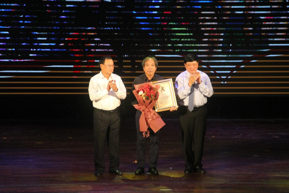 Nhà thơ Nguyễn Quang Thiều nhận giải