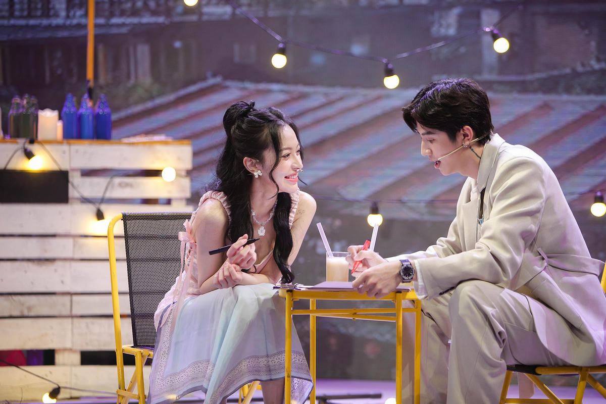 Phi Linh vô cùng cảm động trước những chia sẻ của Tuấn Hải. Ảnh: Perfect Universe.