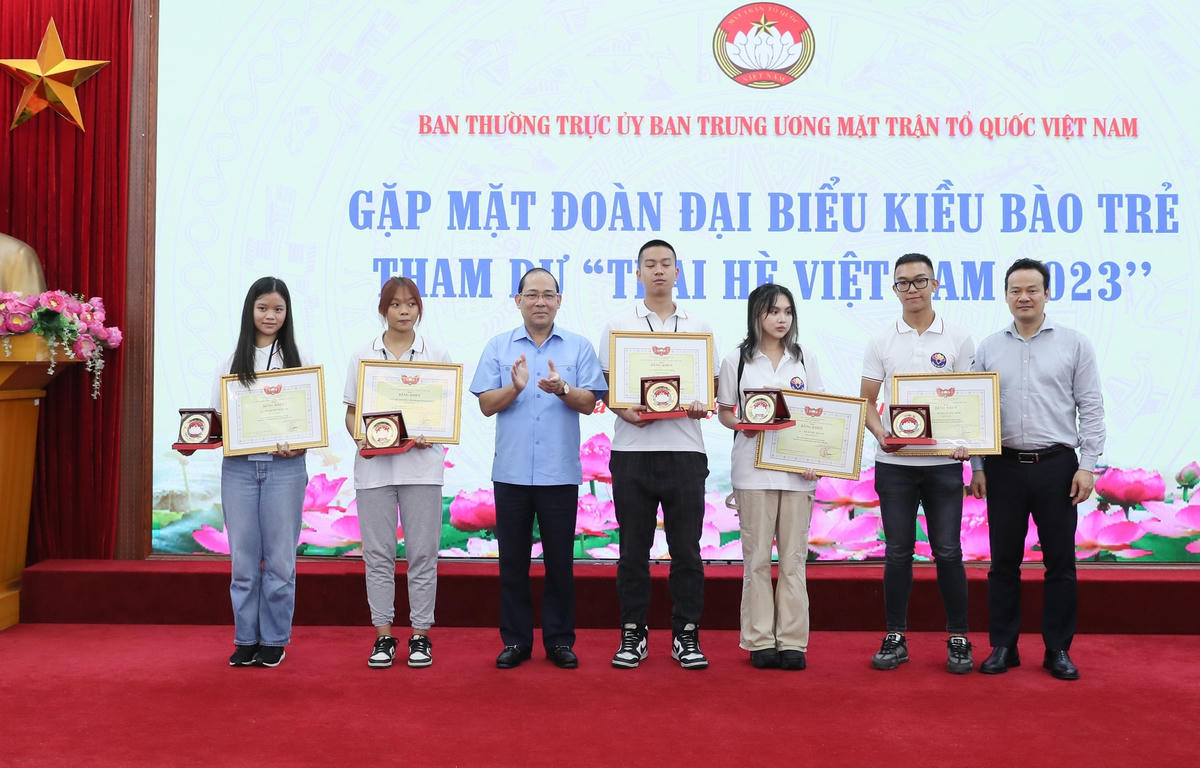 Phó Chủ tịch Hoàng Công Thủy trao Bằng khen của UBTƯ MTTQ Việt Nam và tặng Biểu trưng MTTQ Việt Nam cho các kiều bào trẻ có thành tích nổi bật. Ảnh: Quang Vinh.