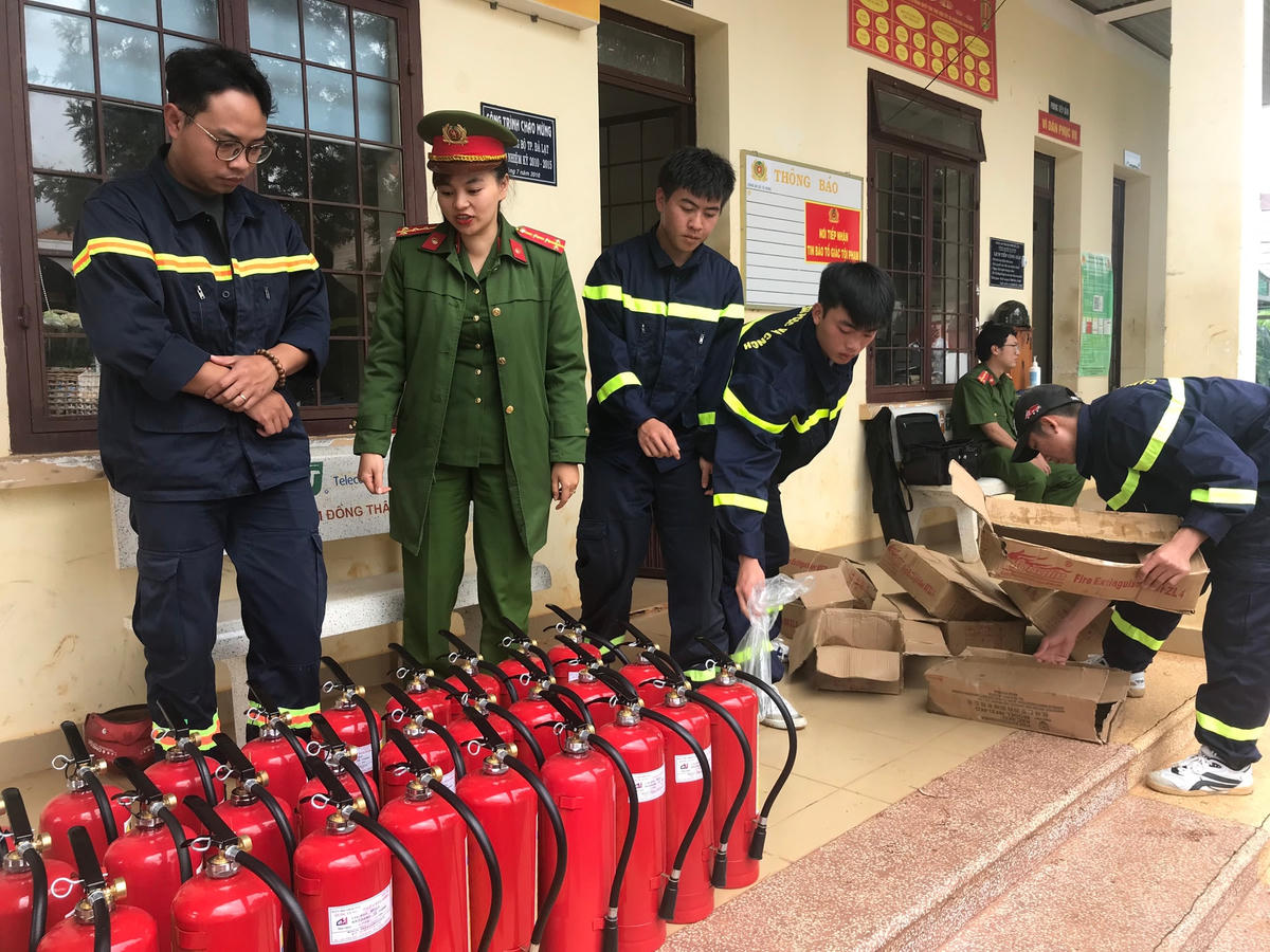 100 bình chữa cháy được tập kết tặng cho các hộ đồng bào dân tộc thiểu số xã Tà Nung.