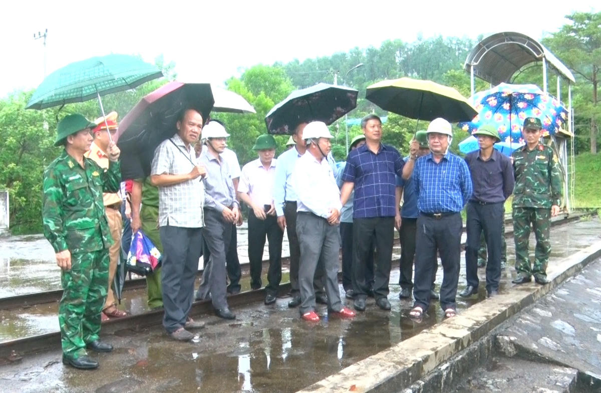 Bộ Trưởng Bộ NNPTNT Lê Minh Hoan kiểm tra tại đập thủy lợi hồ Phú Ninh.