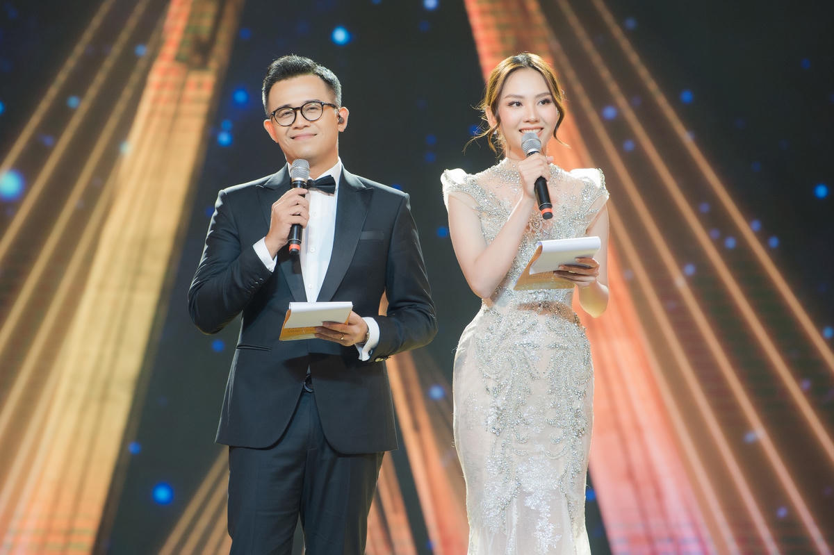 Hoa hậu Mai Phương còn đóng vai trò là một MC song ngữ trong Lễ khai mạc Liên hoan phim Quốc tế. 