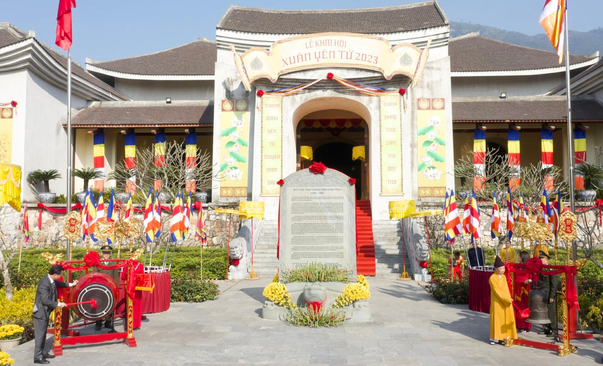 Ông Cao Tường Huy, Quyền Chủ tịch UBND tỉnh Quảng Ninh và Thượng tọa Thích Thanh Quyết, Phó Chủ tịch Giáo hội Phật giáo Việt Nam,Trưởng Ban Trị sự Giáo hội Phật giáo tỉnh Quảng Ninh tiến hành nghi thức gióng trống và thỉnh chuông khai hội.