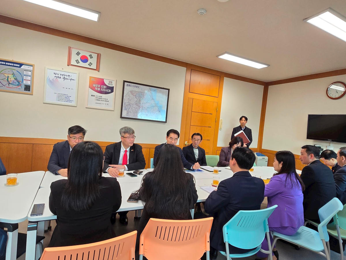 Quang cảnh buổi làm việc