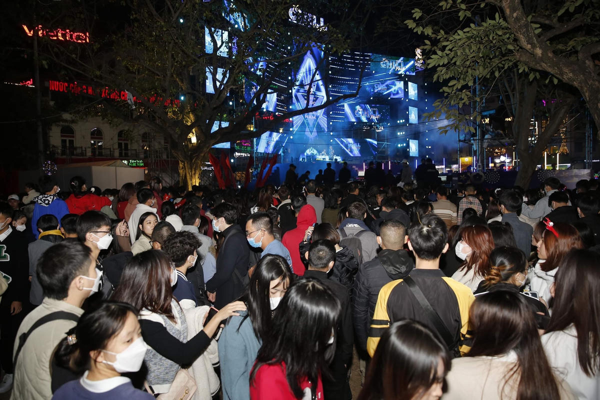 Tối 24/12, nhiều chương trình ca nhạc chào đón Noel hấp dẫn đã diễn ra tại khu vực hồ Gươm.