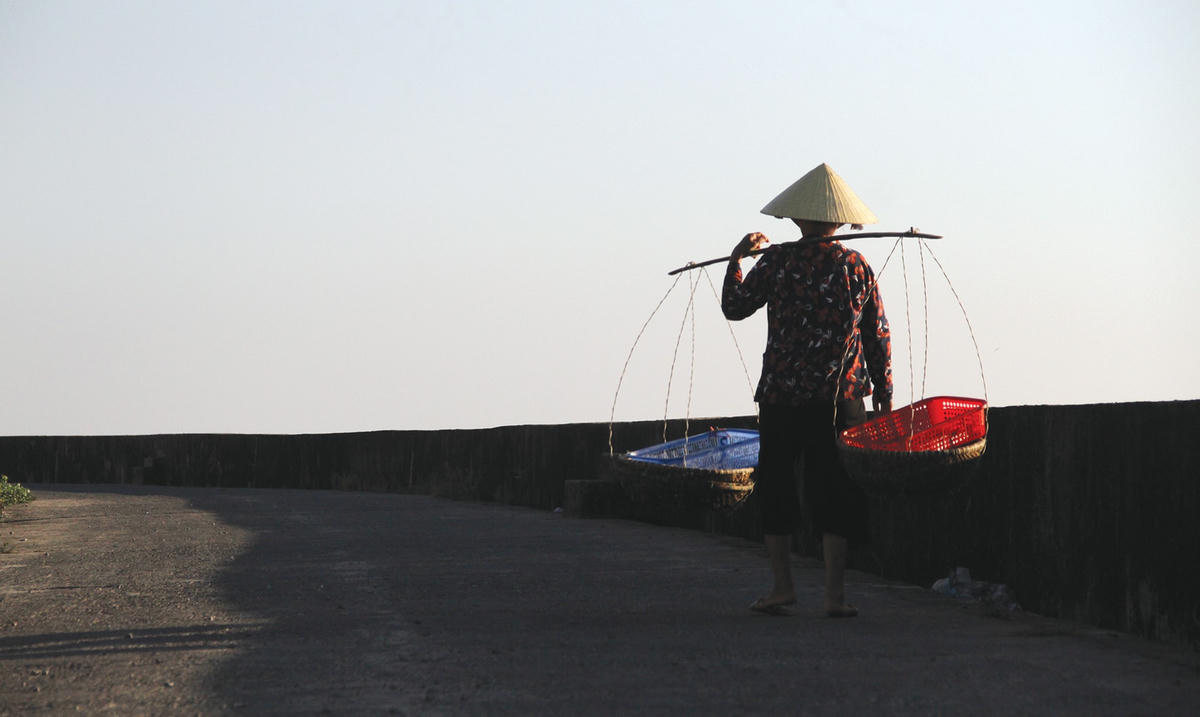 Khi trời hửng sáng, ngư dân giặt sạch ngư cụ, ra về để chuẩn bị cho chuyến ra khơi mới vào buổi chiều.  