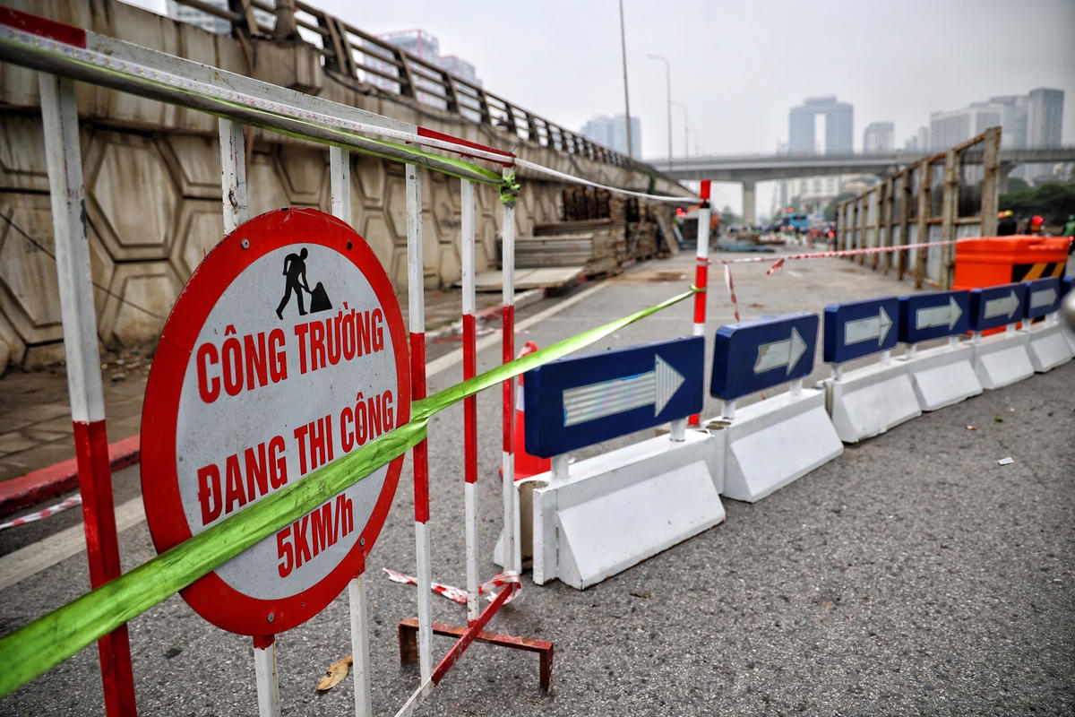  Hiện các đơn vị thi công đang tiến hành xén dải phân cách để lấy mặt bằng thi công. 