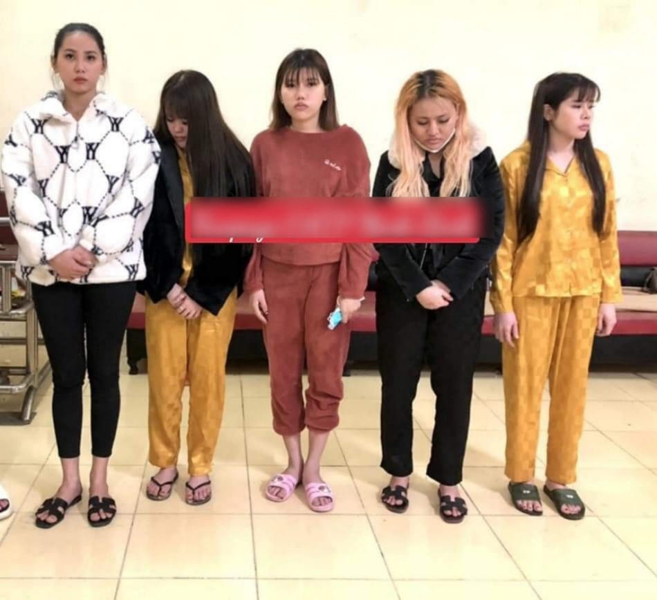 5 cô gái trẻ tàng trữ và sử dụng ma túy bị bắt giữ. Ảnh: Fanpage Công an TP Ninh Bình.