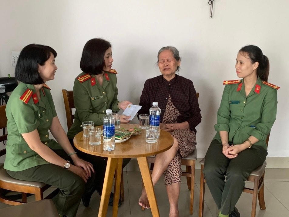 Thăm hỏi người thân gia đình nữ cán bộ chiến sĩ An ninh đã mất.