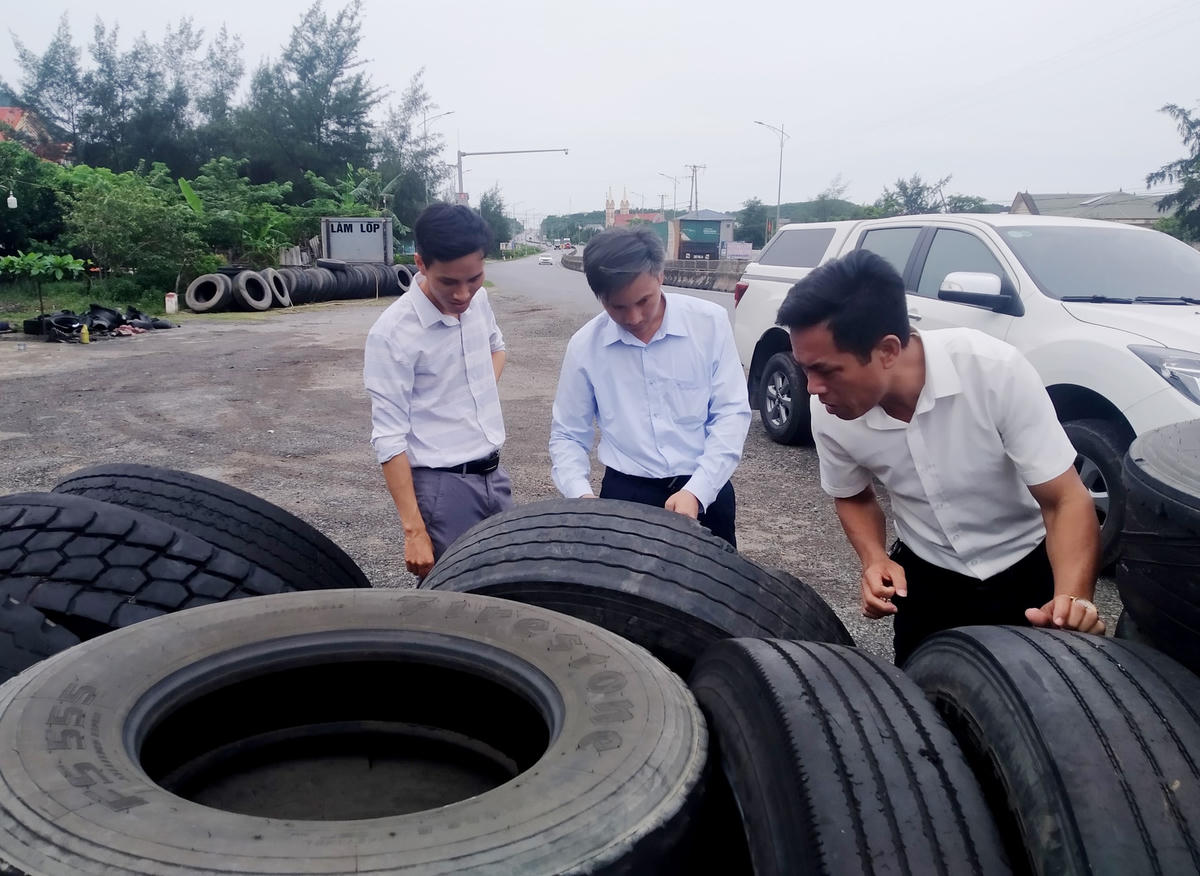 Tại khu vực ổ dịch, đoàn công tác phát hiện một số cơ sở vá lốp ô tô chưa quan tâm đến vệ sinh môi trường.