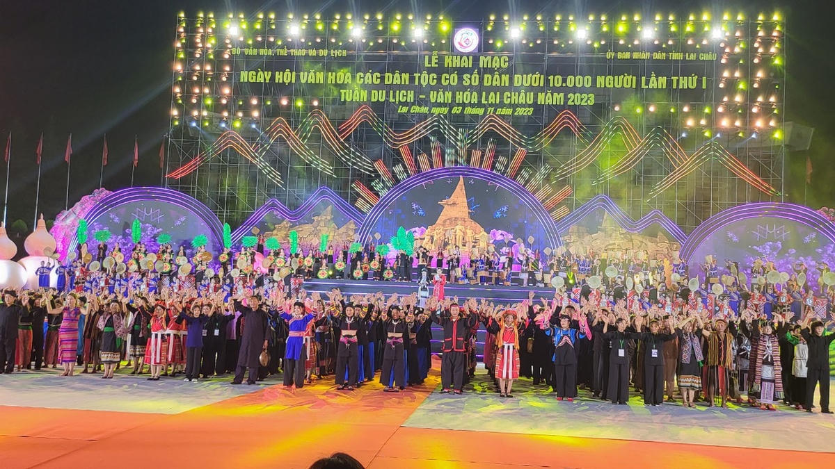 Lễ khai mạc Ngày hội có sự tham gia của gần 1000 nghệ nhân, diễn viên.