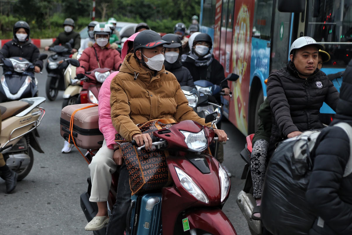 Thiếu tá Trần Quang Chinh cho biết, mấy ngày nay Đội CSGT số 6 đã tăng cường cán bộ đến các tuyến đường xung quanh khu vực bến xe Mỹ Đình để hướng dẫn, điều tiết giao thông.