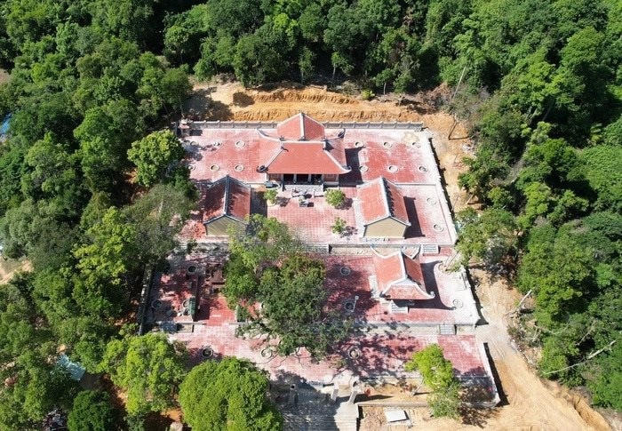 Toàn cảnh đền thờ anh hùng liệt sỹ ở lòng hồ Kẻ Gỗ nhìn từ trên cao.