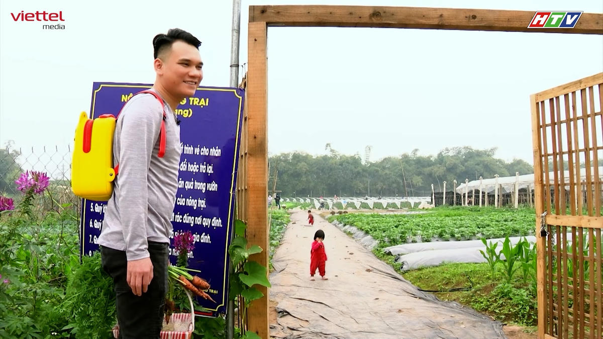 Khắc Việt vui vẻ trông 2 con khi vợ vắng nhà. 
