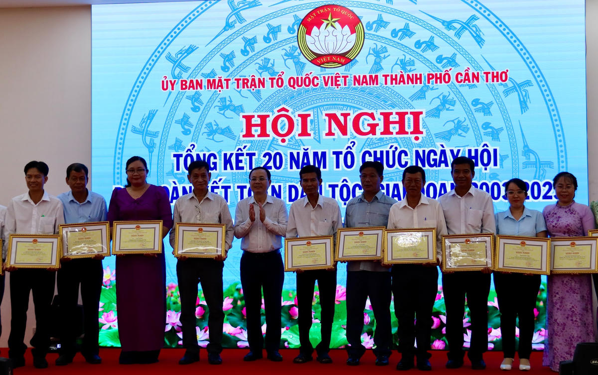 Ông Nguyễn Văn Hiếu - Bí thư Thành uỷ Cần Thơ trao Bằng khen của UBND TP Cần Thơ cho các tập thể, cá nhân.