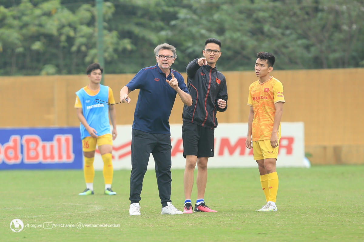HLV Troussier hoàn thiện các mảng, miếng chiến thuật cho học trò. Ảnh: VFF.