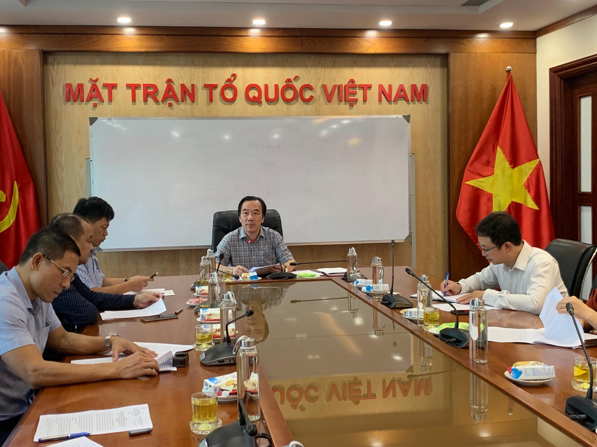 Phó Chủ tịch Ngô Sách Thực phát biểu tại cuộc họp.
