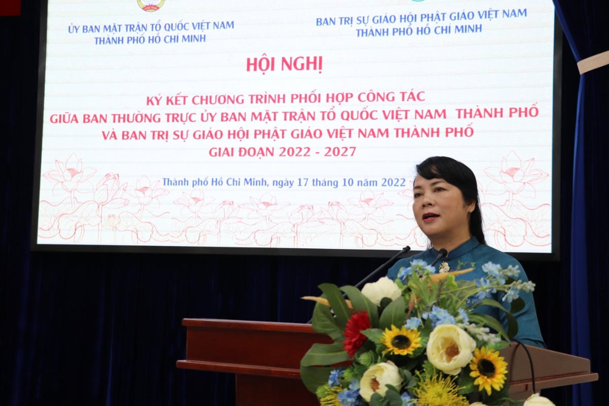 Bà Trần Kim Yến, Chủ tịch Ủy ban MTTQ Việt Nam thành phố phát biểu tại lễ ký kết.