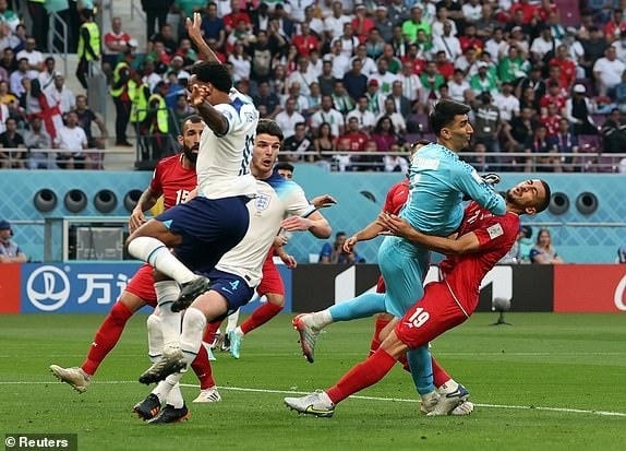 Beiranvand nỗ lực phá bóng khiến anh va chạm cực mạnh với người đồng đội Majid Hosseini (Ảnh: Reuters).