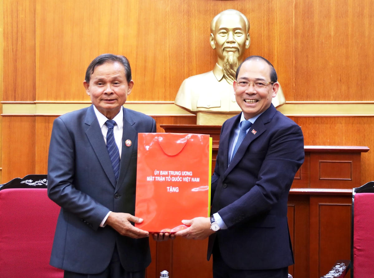 Phó Chủ tịch Hoàng Công Thủy tặng quà lưu niệm cho ông Chanpheng Soutthivong, Phó Chủ tịch Ủy ban Trung ương Mặt trận Lào xây dựng đất nước.