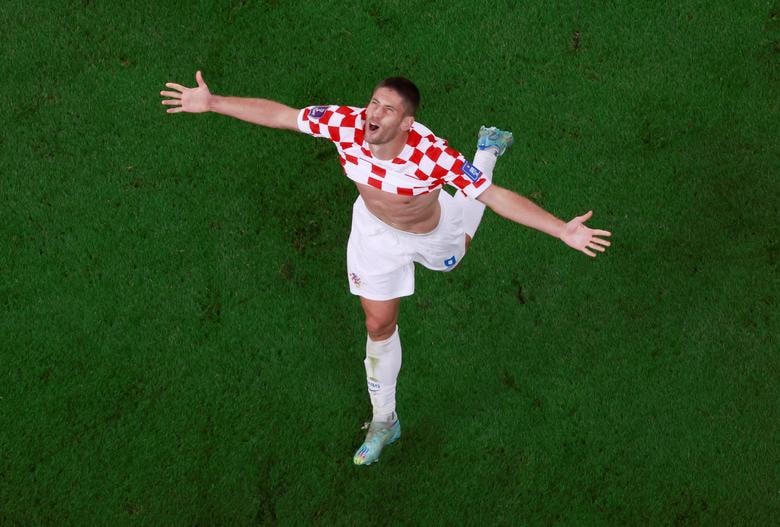Andrej Kramaric của Croatia ăn mừng khi ghi bàn thắng thứ 3 vào lưới Canada.