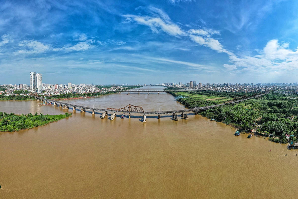 Cầu Long Biên được xây dựng từ năm 1899, đến năm 1902 hoàn thành, thuộc tuyến đường sắt Hà Nội - Đồng Đăng có chiều dài 1691,15 m. Trải qua hơn 120 năm khai thác, vận hành, đến nay cây cầu đã có nhiều vị trí xuống cấp. Vì vậy, việc duy tu, bảo trì thường xuyên được diễn ra.