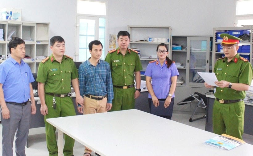 Cơ quan Công an đọc lệnh bắt tạm giam Đào Hữu Bính (thứ 3 từ bên trái).