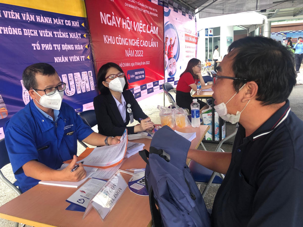 Người lao động tham gia phỏng vấn tại Ngày hội việc làm (Ảnh: T.Luân).